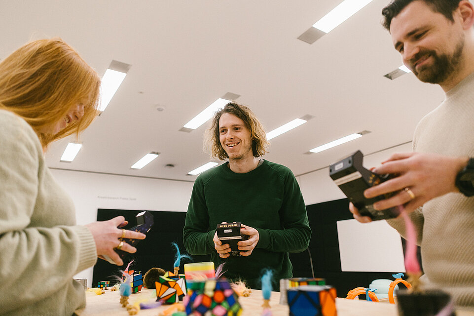 Erwachsene und Kinder in der mumok Freispielstation mit verschiedenen Spielsachen und Materialien