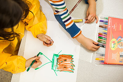 Kinderhände beim Zeichnen