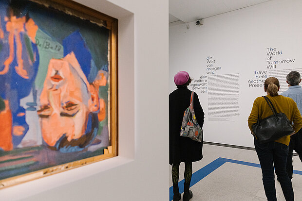 
            
                Ausstellungsansicht Die Welt von morgen wird eine weitere Gegenwart gewesen sein: Menschen im Ausstellungsraum
            
        