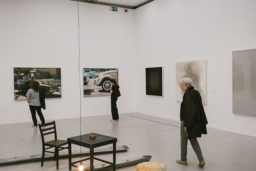 Menschen in der Ausstellung Nie endgültig! Das Museum im Wandel betrachten Kunstwerke