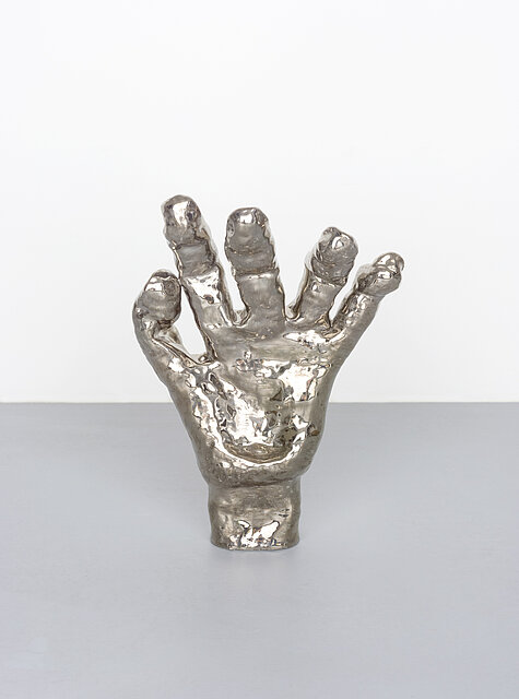 Barbara Kapusta Hand (Upright), 2018: Skulptur einer Hand, silbern glänzend