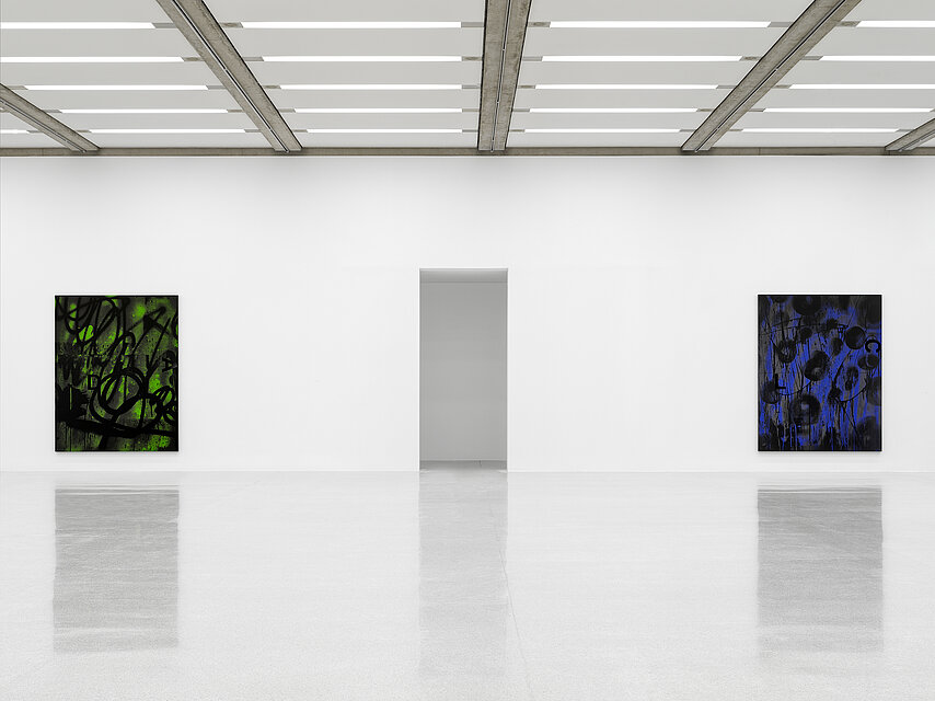 Exhibition room with white walls, light-coloured stone floor, light-coloured ceiling with lighting, works of art hanging on the wall, left in neon green-black and abstract, right in blue-black and abstract