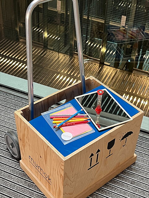 KinderkunstTransporter im mumok mit Bastelutensilien für Kinder