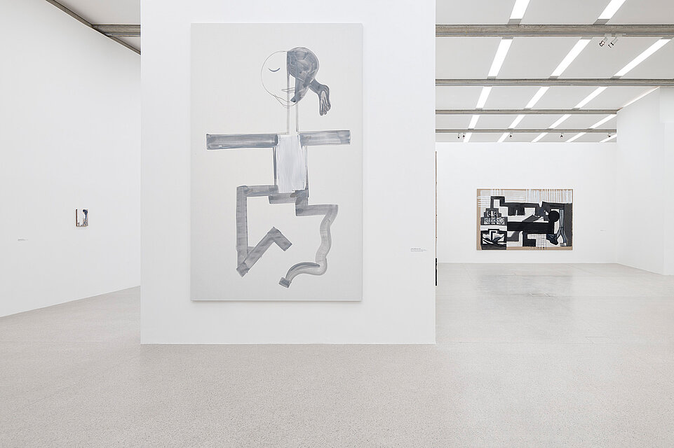 Blick in die Ausstellung Tobias Pils. Shh im mumok, zu sehen sind Gemälde im Ausstellungsraum.