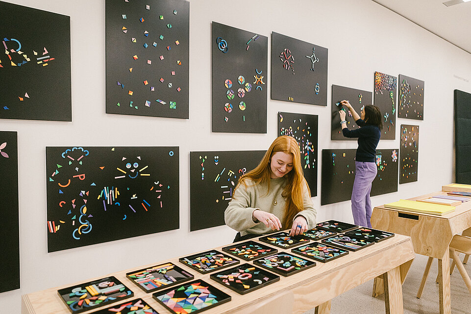 Erwachsene und Kinder in der mumok Freispielstation mit verschiedenen Spielsachen und Materialien