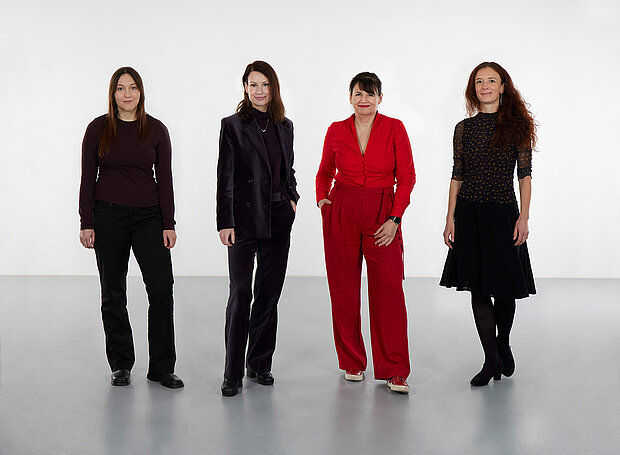 
            
                vier stehende Frauen vor einer weißen Wand: das Team der Direktion im mumok
            
        