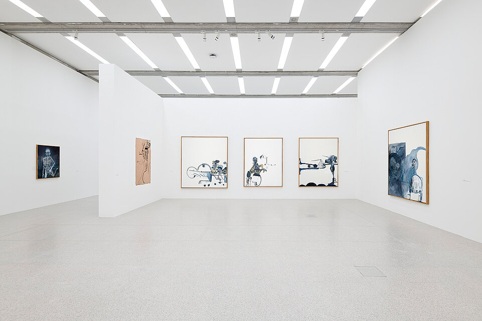 Blick in die Ausstellung Tobias Pils. Shh im mumok, zu sehen sind Gemälde im Ausstellungsraum.