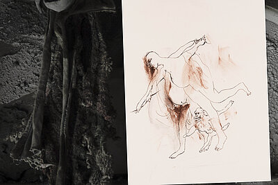 Zweiteilige Komposition mit dunkler, strukturierter Oberfläche links und einer Zeichnung mehrerer übereinanderliegender Figuren auf hellem Papier rechts. / Two-part composition with a dark textured surface on the left and a drawing of multiple overlapping figures on light paper on the right.
