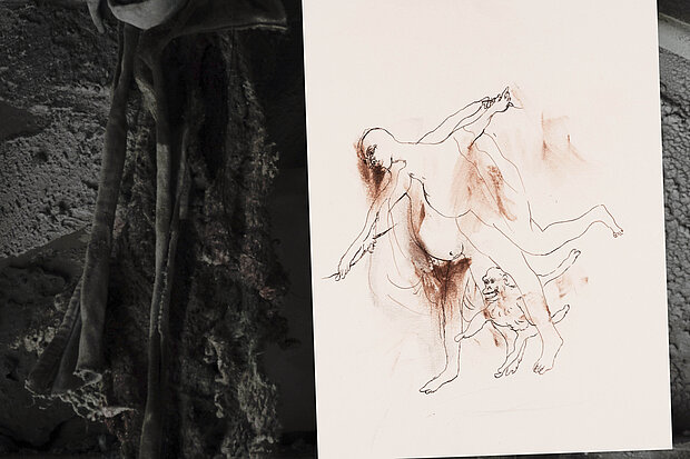 
            
                Zweiteilige Komposition mit dunkler, strukturierter Oberfläche links und einer Zeichnung mehrerer übereinanderliegender Figuren auf hellem Papier rechts. / Two-part composition with a dark textured surface on the left and a drawing of multiple overlapping figures on light paper on the right.
            
        