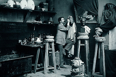 Medardo Rosso arbeitet an einer Büste in seinem Atelier