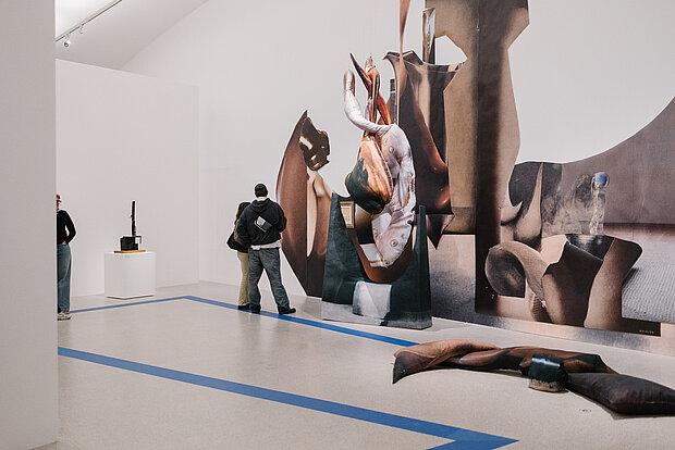 
            
                Ausstellungsansicht Die Welt von morgen wird eine weitere Gegenwart gewesen sein: Menschen im Ausstellungsraum
            
        