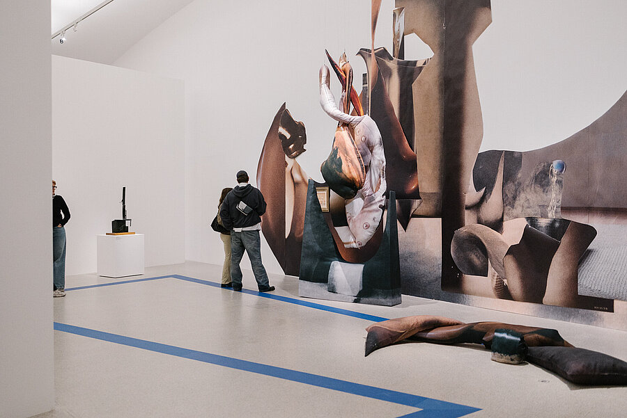 Ausstellungsansicht Die Welt von morgen wird eine weitere Gegenwart gewesen sein: Menschen im Ausstellungsraum