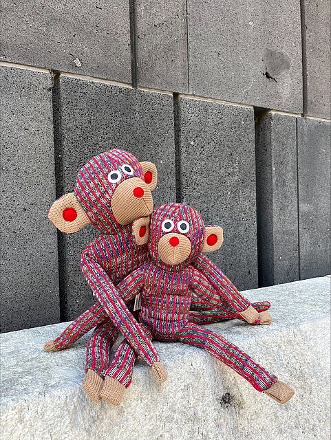 mumok Kuscheltierbuddy: bunte Affen-Stofftiere für Kinder