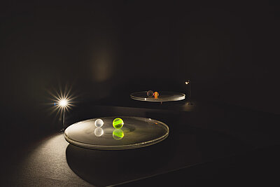 Drehteller und Projektorlampe mit daüberschwebenden Acrylkugeln 
