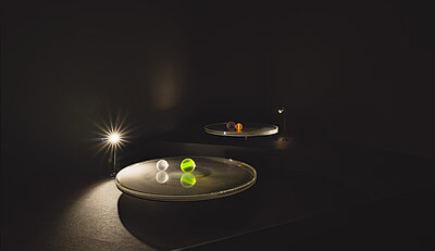 Acrylic drum containing water, turntable and projector lamp, acrylic balls