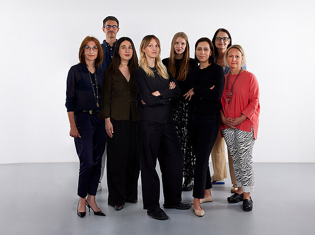 
            
                eine Gruppe von Personen vor einer weißen Wand, das Team Ausstellungsmanagement im mumok
            
        