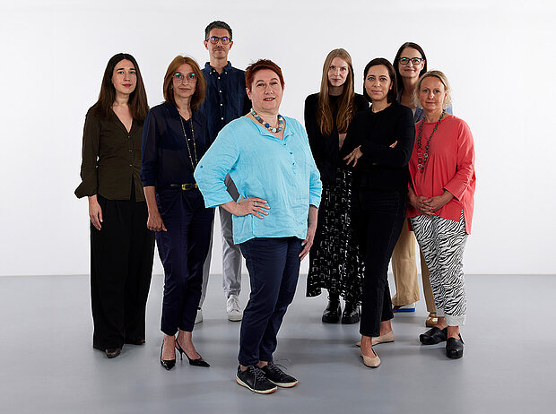 
            
                eine Gruppe von Personen vor einer weißen Wand, das Team Ausstellungsmanagement im mumok
            
        