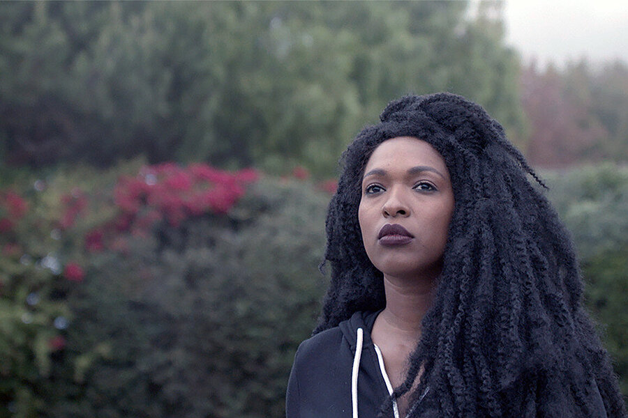 eine junge Frau mit Dreadlocks