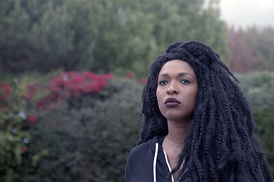 eine junge Frau mit Dreadlocks