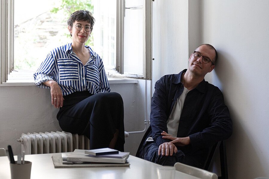 Zwei Personen, am Fenster sitzend