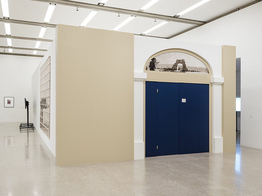 Ausstellungsraum, darin ein weiterer Raum mit blauer Tür