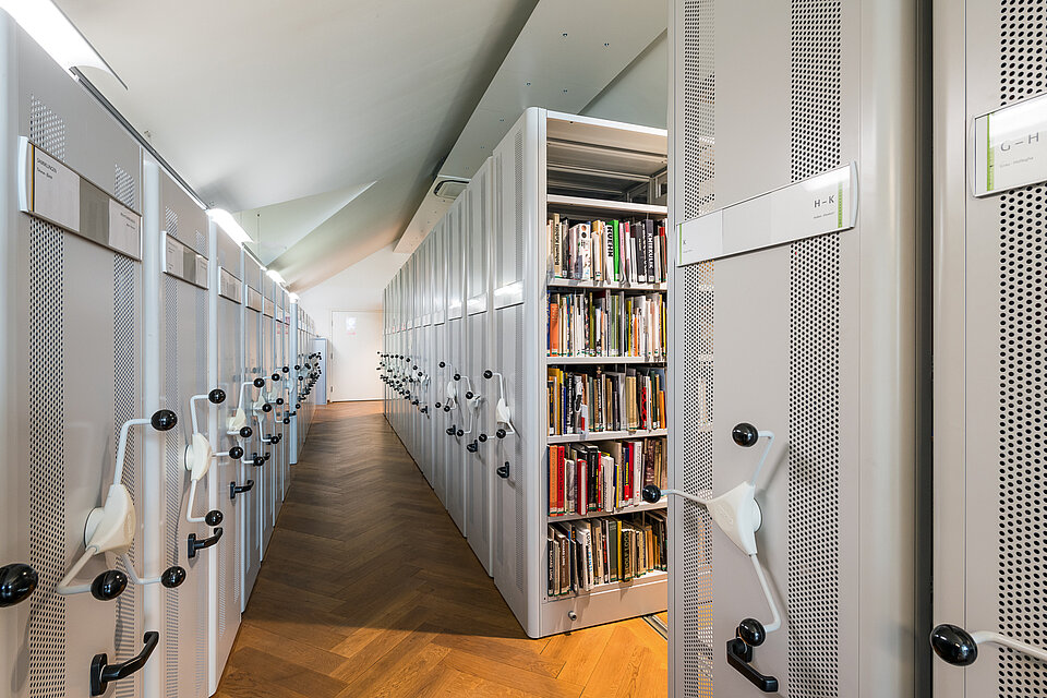 Archivschränke mit Büchern in der mumok Bibliothek