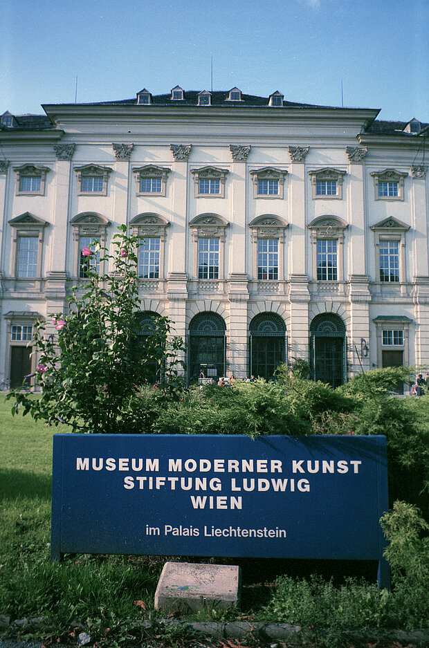 
            
                Fotografie des Palais Liechtenstein, im Vordergrund ein Schild, auf dem steht: Museum moderner Kunst Stiftung Ludwig Wien im Palais Liechtenstein
            
        