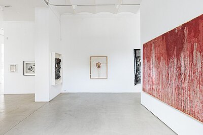 ein weißer Ausstellungsraum mit Werken des Wiener Aktionismus