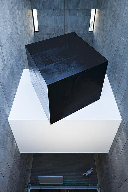 Black cupus on a white cube 