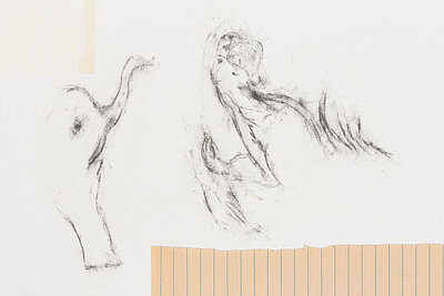 Mehrere verschwommene, skizzenhafte Figurenstudien auf weißem Papier, ergänzt durch ein eingeklebtes liniertes Papierteil am unteren Rand. / Several blurred, sketch-like figure studies on white paper, with a lined paper fragment attached at the bottom.