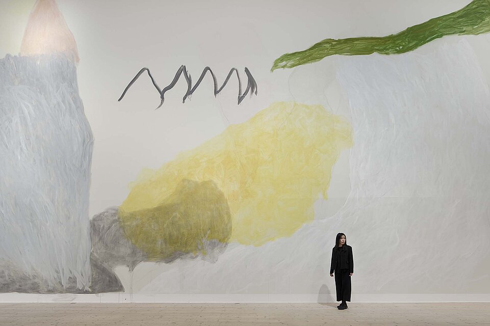 Künstlerinnenportrait, Jongsuk Yoon vor dem Wandbild Sun and Moon