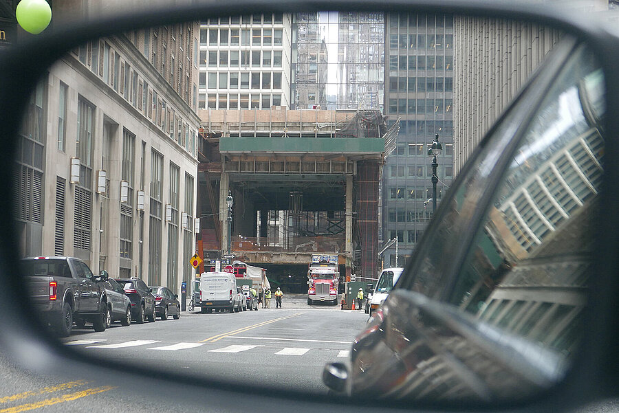 Filmstill Dora Budor, Noah Barker, aus / from: Chase Manhattan, 2021–2022, Stadt im Rückspiegel / City in rear mirror
