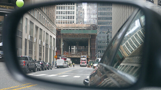 
            
                Film Still: Dora Budor, Noah Barker, aus / from: Chase Manhattan, 2021–2022, City in rear view mirrow / Stadt im Rückspiegel
            
        