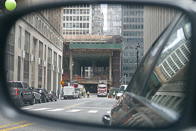 Filmstill Dora Budor, Noah Barker, aus / from: Chase Manhattan, 2021–2022, Stadt im Rückspiegel / City in rear mirror