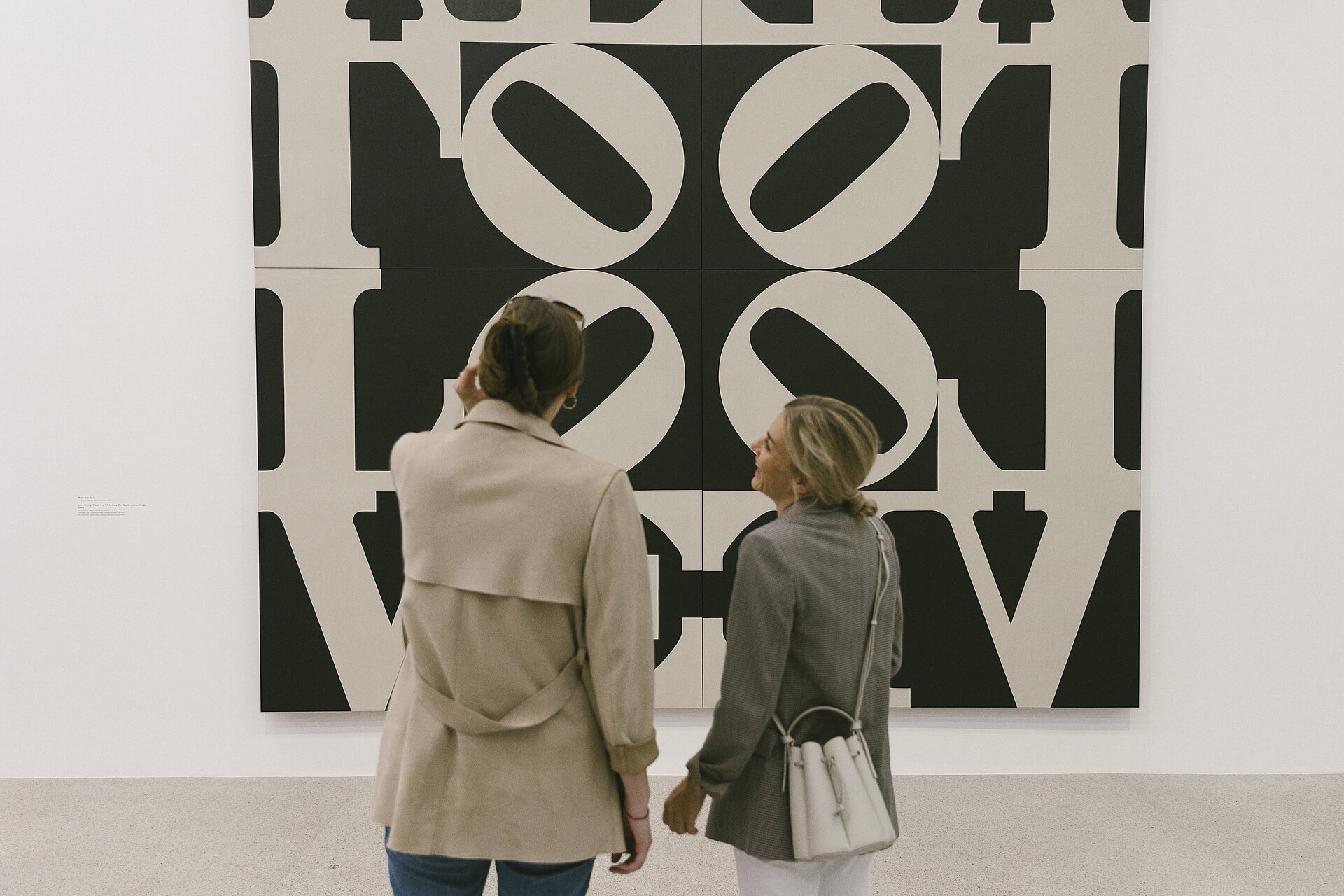 Menschen in der Ausstellung Mapping the 60s