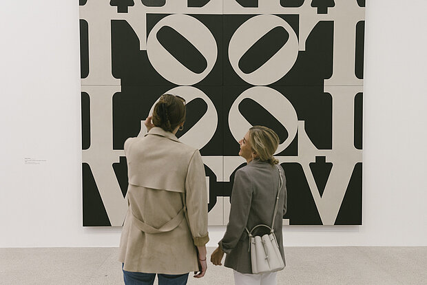 
            
                Menschen in der Ausstellung Mapping the 60s
            
        