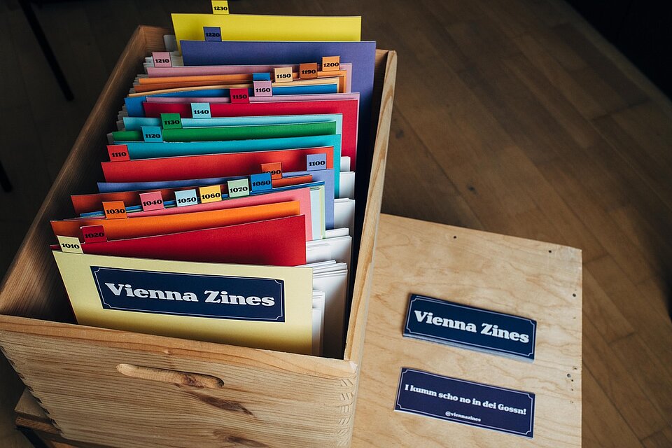 Archivbox mit mehreren Ausgaben von Vienna Zines