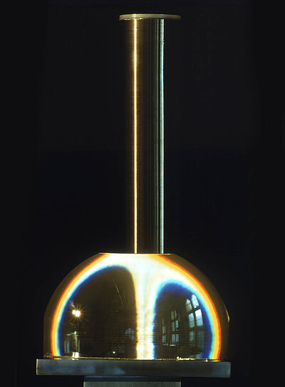 Liliane Lijn, Denslens, 1974–75, Rotating column of Perspex wound with nickel wire, pronounced pattern, set on motorized turntable