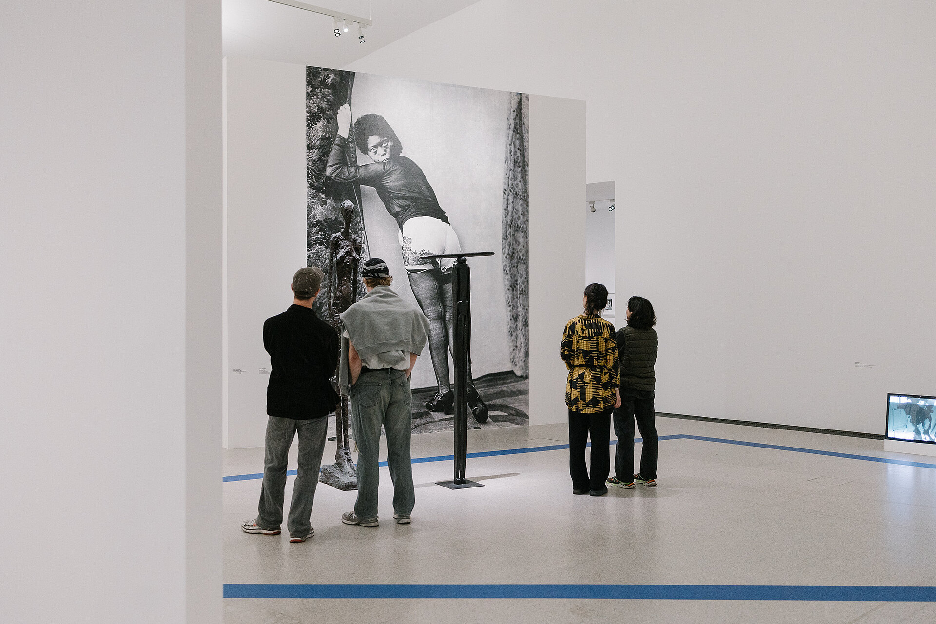 Ausstellungsansicht Die Welt von morgen wird eine weitere Gegenwart gewesen sein: Menschen im Ausstellungsraum