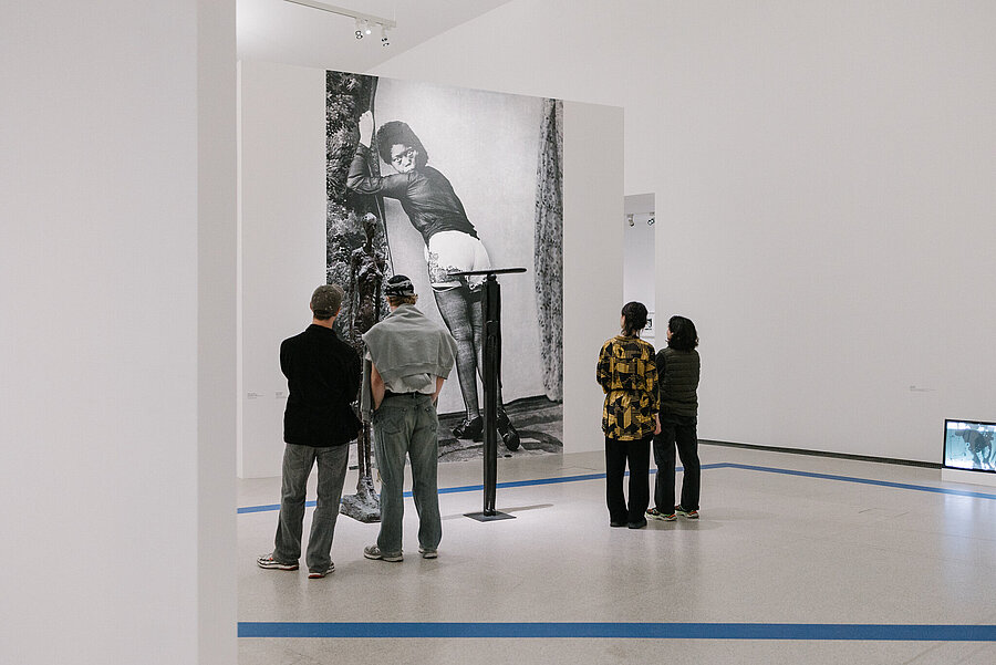 Ausstellungsansicht Die Welt von morgen wird eine weitere Gegenwart gewesen sein: Menschen im Ausstellungsraum