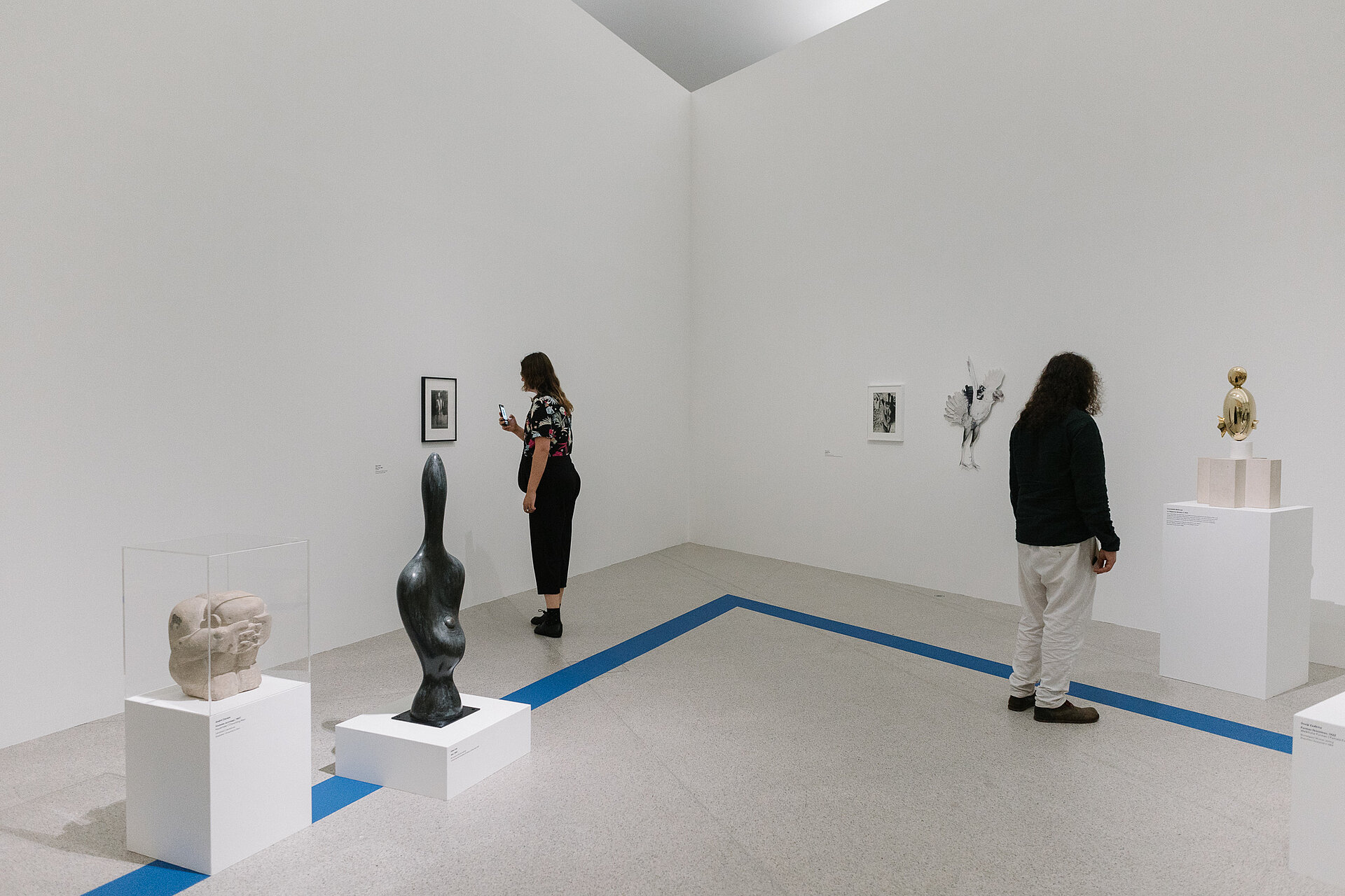 Ausstellungsansicht Die Welt von morgen wird eine weitere Gegenwart gewesen sein: Menschen im Ausstellungsraum