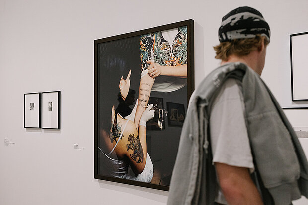 
            
                Ausstellungsansicht Die Welt von morgen wird eine weitere Gegenwart gewesen sein: Menschen im Ausstellungsraum
            
        