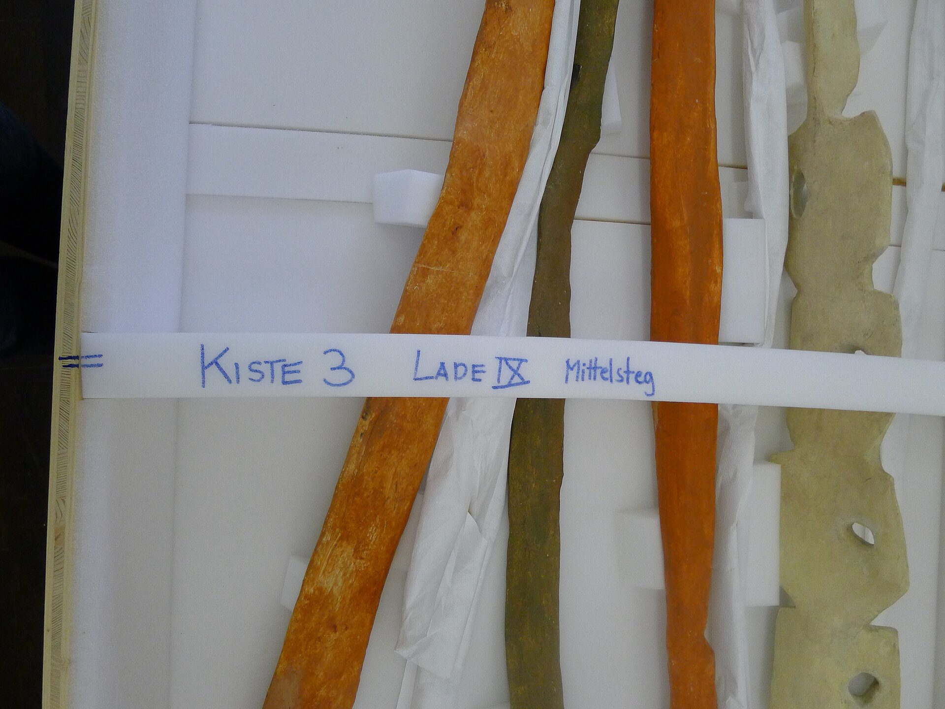 Close-up Archive box: Fifty Hair Bones and Sun Disk (To the students of the Aachener Werkkunstschule)