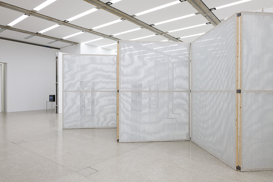  Behind transparent exhibition walls are further works of art. 