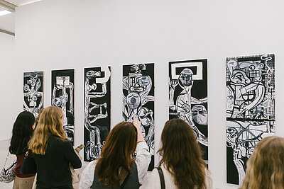 Menschen in der Ausstellung Tobias Pils. Shh im mumok vor farbreduzierten Bildern