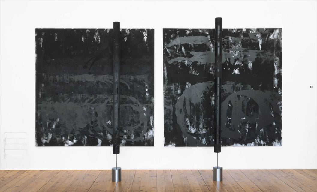 zwei schwarze Kunstwerke