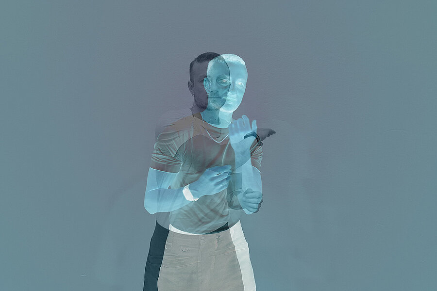 Mehrfachbelichtete Aufnahme einer Person vor hellem Hintergrund, bei der sich transparente Körper- und Gesichtskonturen überlagern und eine Bewegungsspur erzeugen. / Multiple-exposure image of a person against a light background, with transparent body and facial contours overlapping to create a sense of motion.