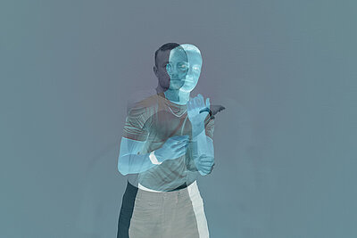 Mehrfachbelichtete Aufnahme einer Person vor hellem Hintergrund, bei der sich transparente Körper- und Gesichtskonturen überlagern und eine Bewegungsspur erzeugen. / Multiple-exposure image of a person against a light background, with transparent body and facial contours overlapping to create a sense of motion.