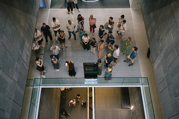 
            
                Menschen im mumok Foyer
            
        
