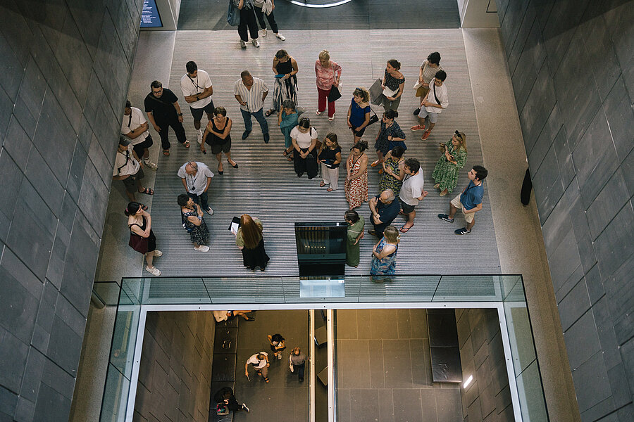 Menschen im mumok Foyer